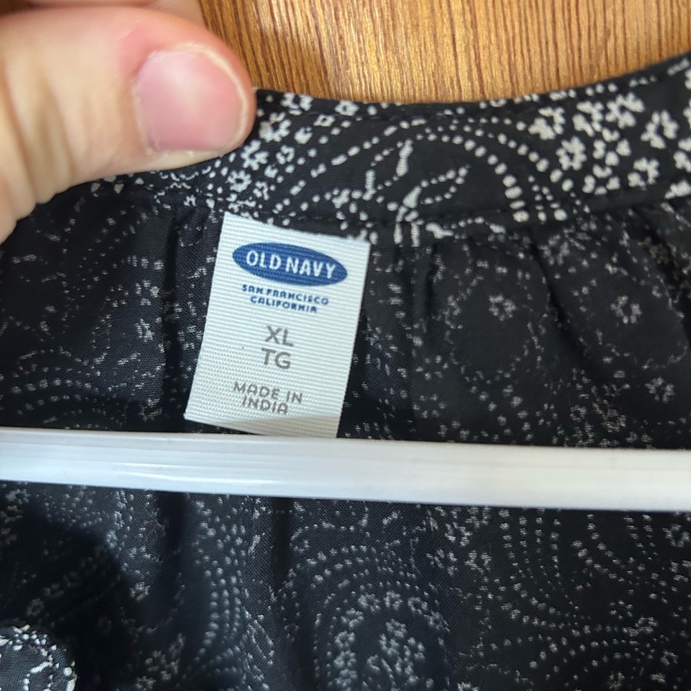 Old Navy Black Paisley Women's Top - Picture 3 of 4